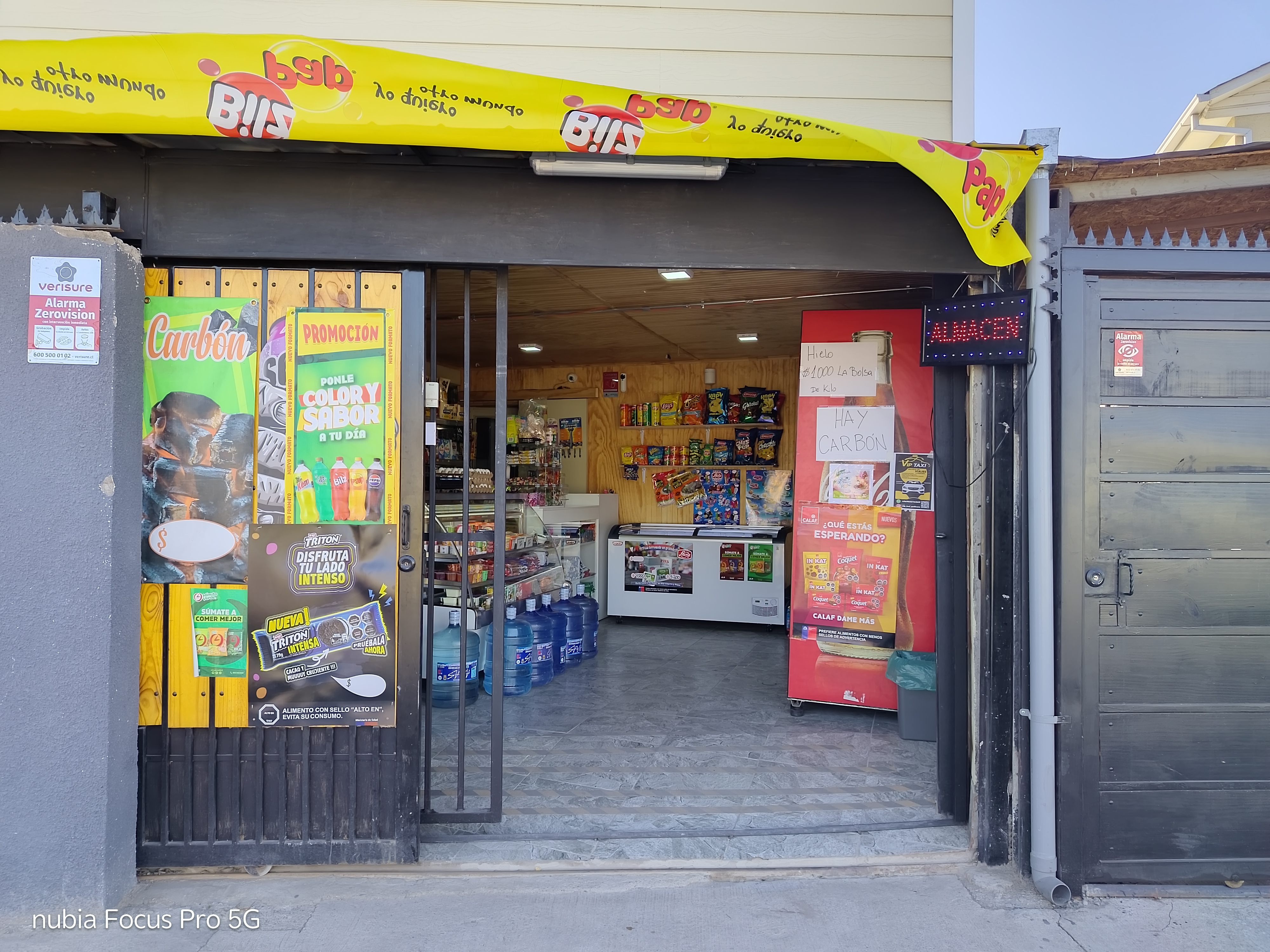Entrada principal del minimarket