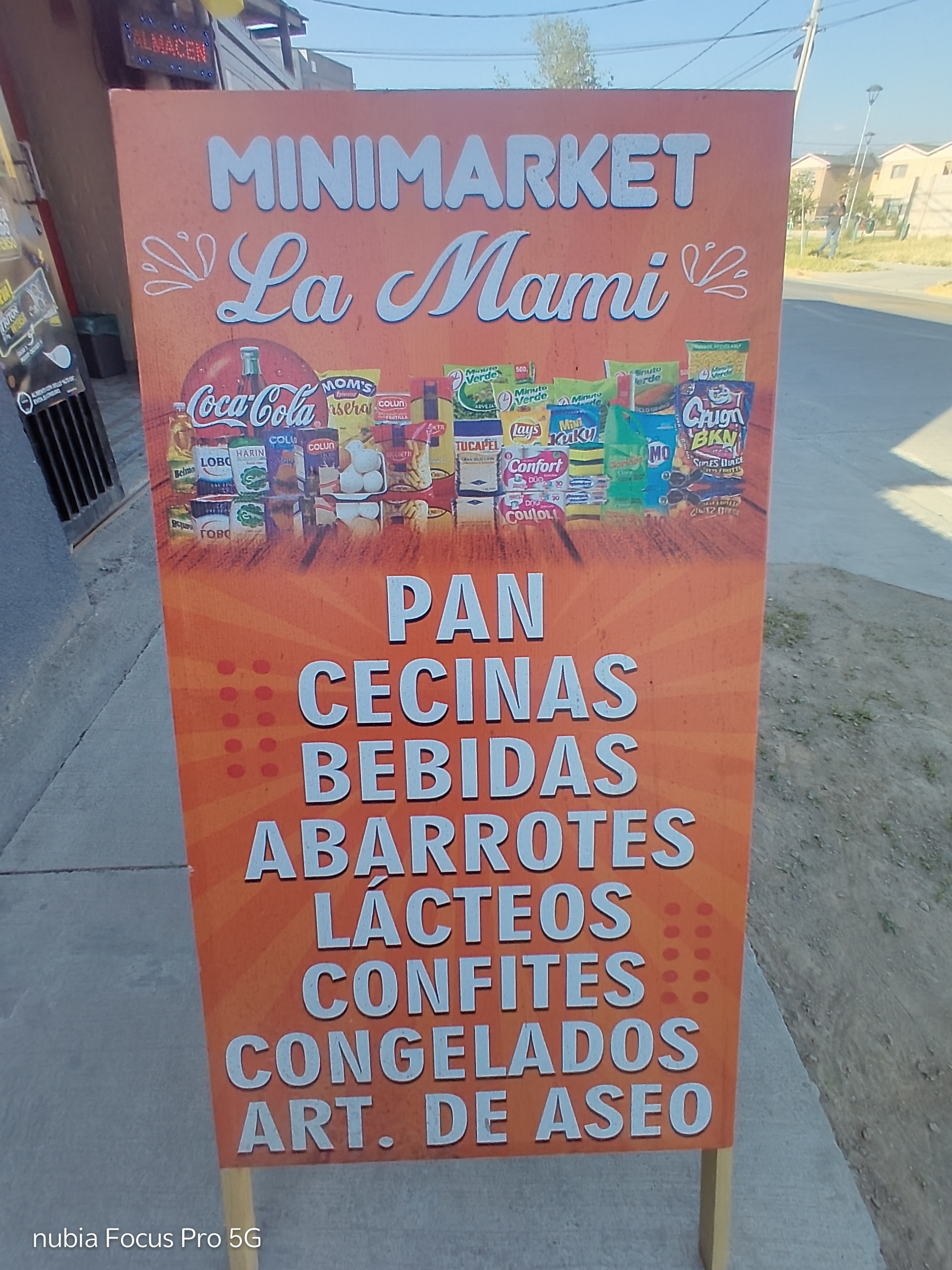 Letrero principal de Minimarket La Mami